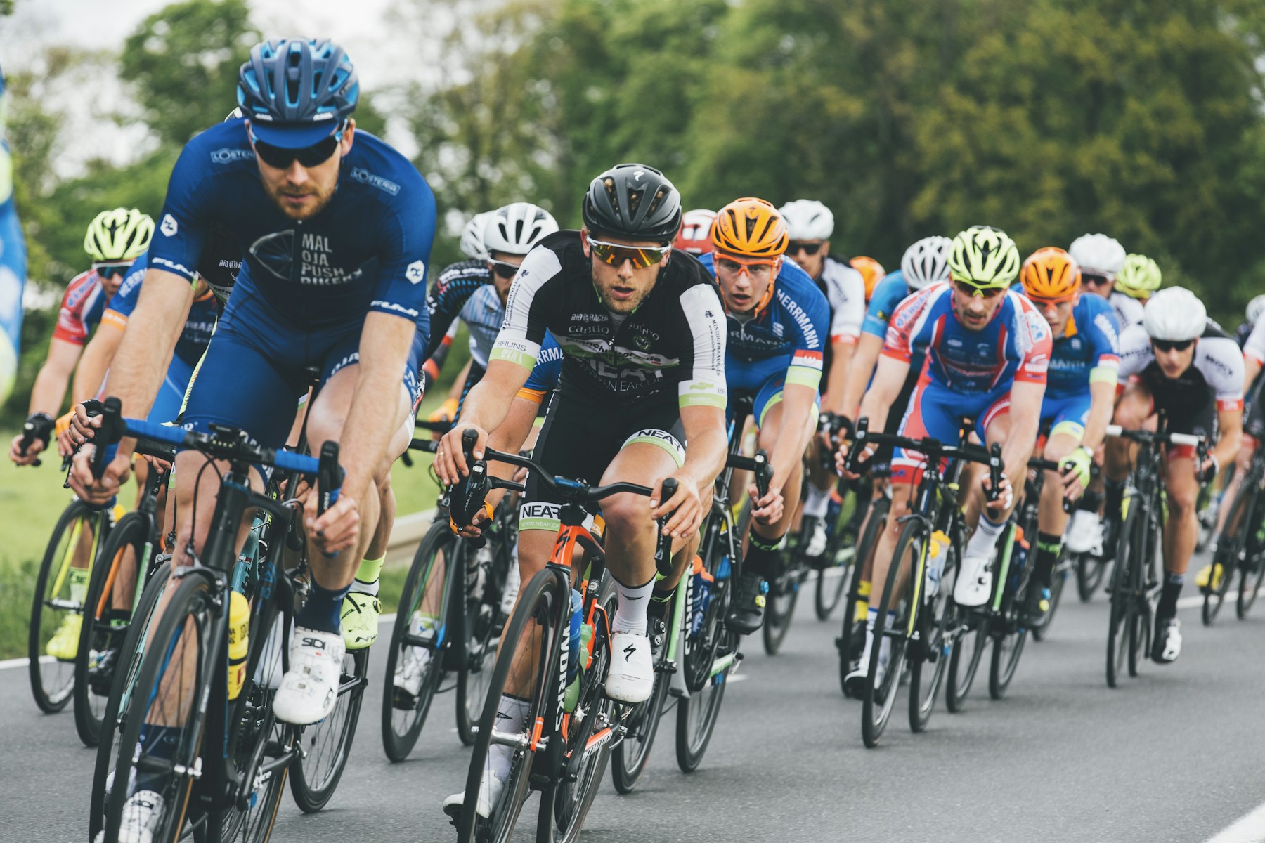 公路骑行中的自行车运动员